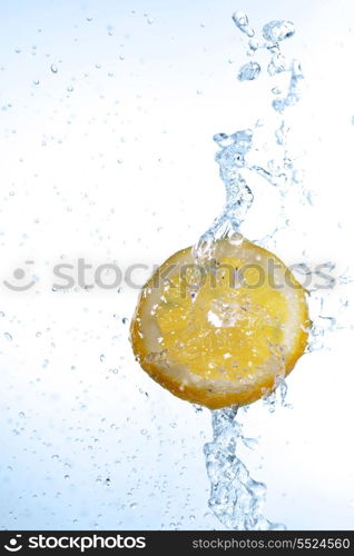 slice of lemon in water with bubbles