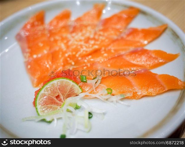 sliced raw salmon with lime