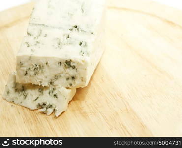 slices dor blue cheese on wooden desk