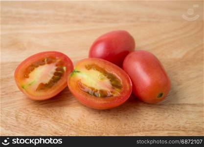 slices plum tomatoes on chopping board