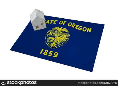Small house on a flag - Living or migrating to Oregon