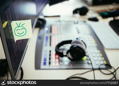 Smiley illustration at a radio studio, metaphor for feedback and motivation