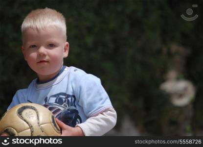 soccer boy (NIKON D80; 2.6.2007; 1/640 at f/6.3; ISO 100; white balance: Auto; focal length: 500 mm)