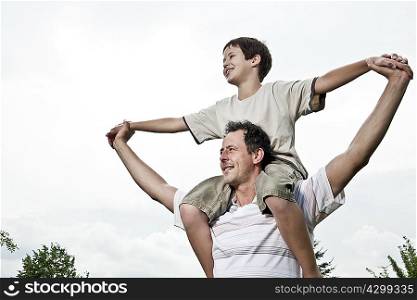Son on father&acute;s shoulders