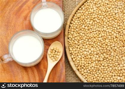 Soybean name Glycine max, Fabaceae family, rich protein, acid amin, vitamin, a nutrition product, to process soymilk, this soy milk supply collagen, estrogen for woman, a kind delicious beverage