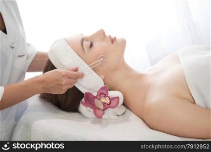 Spa salon: Young Beautiful Woman Having Facial Massage .