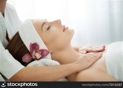Spa salon: Young Beautiful Woman Having Facial Massage .