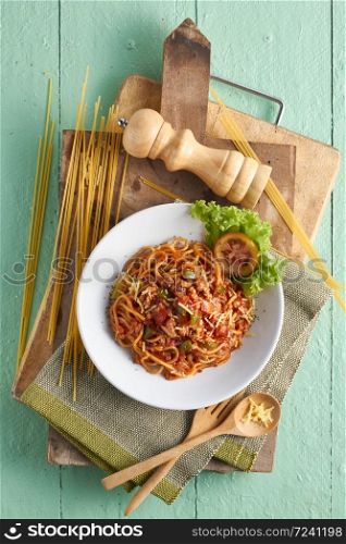 Spaghetti bolognese on grenn background.. Spaghetti bolognese.