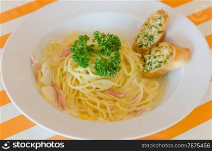 Spaghetti Carbonara . Spaghetti Carbonara with bacon and garlic bread on dish
