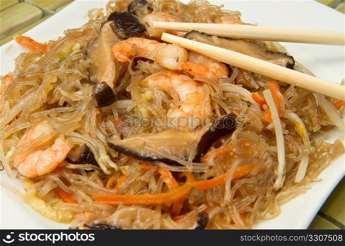 spaghetti chinese with shrimp and mushroom