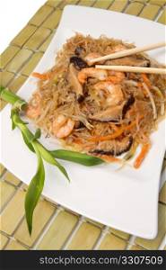 spaghetti chinese with shrimp and mushroom