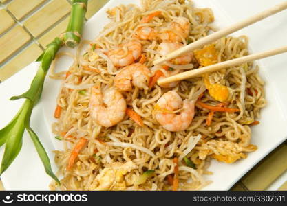 spaghetti chinese with shrimp and mushroom