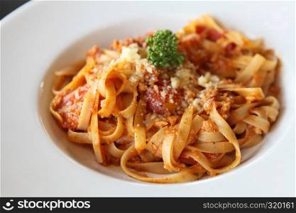 spaghetti fettuccine with beef sauce
