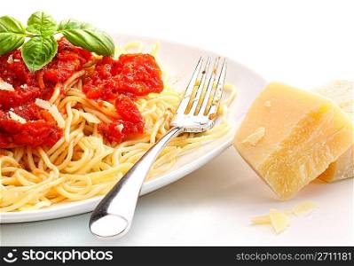 Spaghetti noodles with homemade tomato sauce and basil