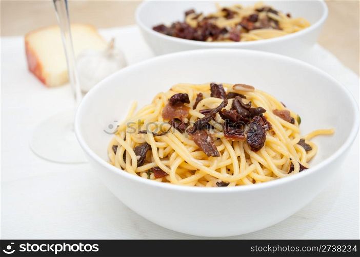 Spaghetti piccanti con funghi e pomodori secchi - Pasta with mushrooms and dried tomatoes