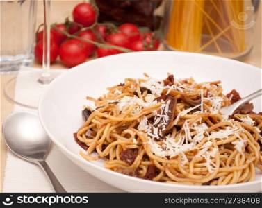Spaghetti piccanti con funghi e pomodori secchi - Pasta with mushrooms and dried tomatoes