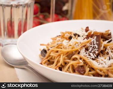 Spaghetti piccanti con funghi e pomodori secchi - Pasta with mushrooms and dried tomatoes