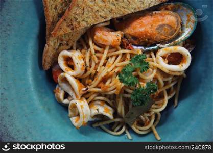 Spaghetti seafood with bread
