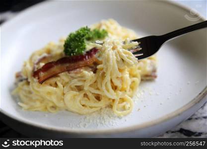 Spaghetti white sauce with bacon and cheese
