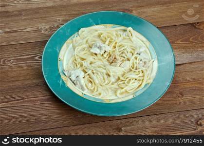 Spaghetti with chicken in a creamy sauce