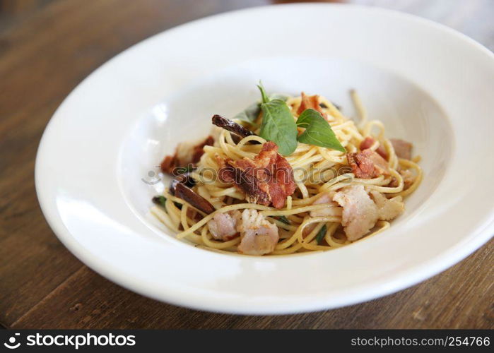 Spaghetti with dried chilli and bacon