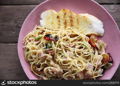 Spaghetti with dried chilli and bacon