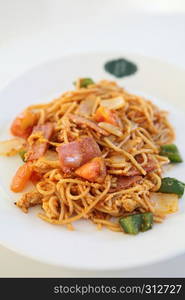 Spaghetti with ham and tomato sauce