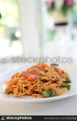 Spaghetti with ham and tomato sauce