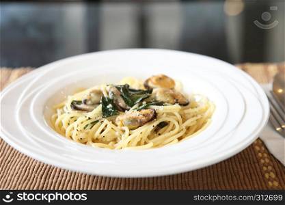 Spaghetti with mussel and olive oil