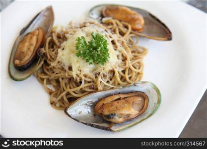 spaghetti with mussels