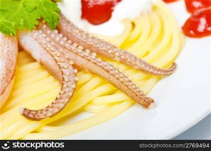 Spaghetti with squid and parsley with dressing