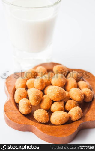 Spicy peanut snack and dairy fresh milk