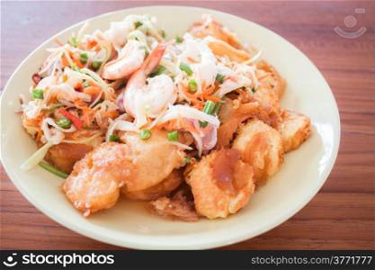 Spicy salad of shrimp and egg tofu stir-fry