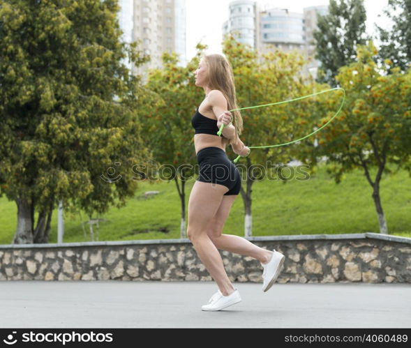 sporty woman jumping skipping rope