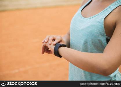 sporty woman looking fitnesstracker