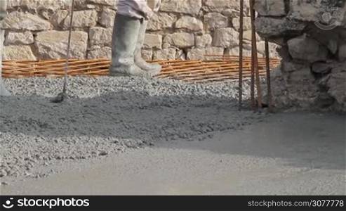 Spreading concrete, compacting liquid cement