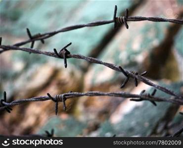 Stacheldraht-Wand. old rusty barbed wire on a colored wall