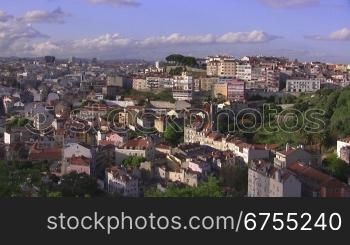 Stadtkulisse ( HSuser, Albauten, HochhSuser )von Lissabon von oben, die DScher von Lissabon. Blauer Himmel mit wei?en Wolken.