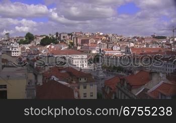 Stadtkulisse ( HSuser, Albauten )von Lissabon, die DScher von Lissabon und ein Platz mit einer Statue. Blauer Himmel mit wei?en Wolken.