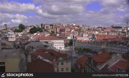 Stadtkulisse ( HSuser, Albauten )von Lissabon, die DScher von Lissabon und ein Platz mit einer Statue. Blauer Himmel mit wei?en Wolken.