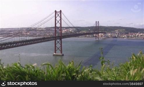 Standaufnahme einer Brncke in Lissabon