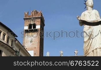 Statue an der Basilica San Zeno Maggiore in Verona