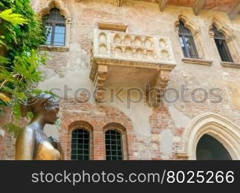 Statue and Juliet&amp;#39;s balcony in Verona. The main tourist attraction.