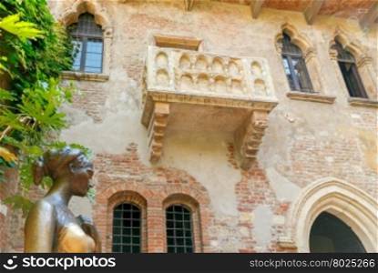 Statue and Juliet&amp;#39;s balcony in Verona. The main tourist attraction.