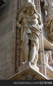 statue of a men in the front of the duomo church in milan italy