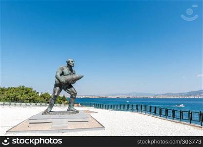 Statue of famous Turkish Corporal, Seyit Cabuk (Seyit Onbasi) carrying an artillery piece at Canakkale Martyrs' Memorial, Turkey.in Canakkale,Turkey