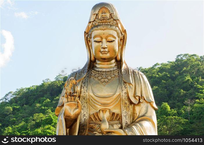 Statue of Guan Yin on His background