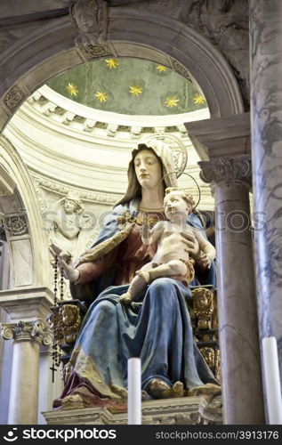 Statue of maria and child in Venice, Italy