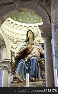 Statue of maria and child in Venice, Italy