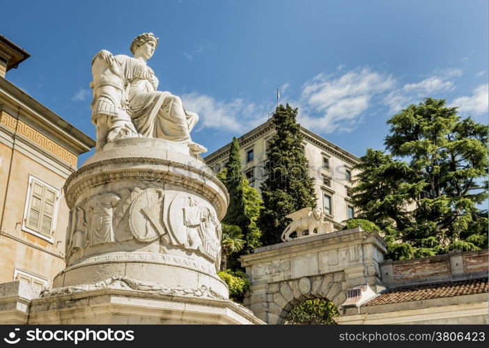 Statue of Peace, in the background the arch Bollani (by Palladio) above with the lion of St. Mark, and the castle of Udine